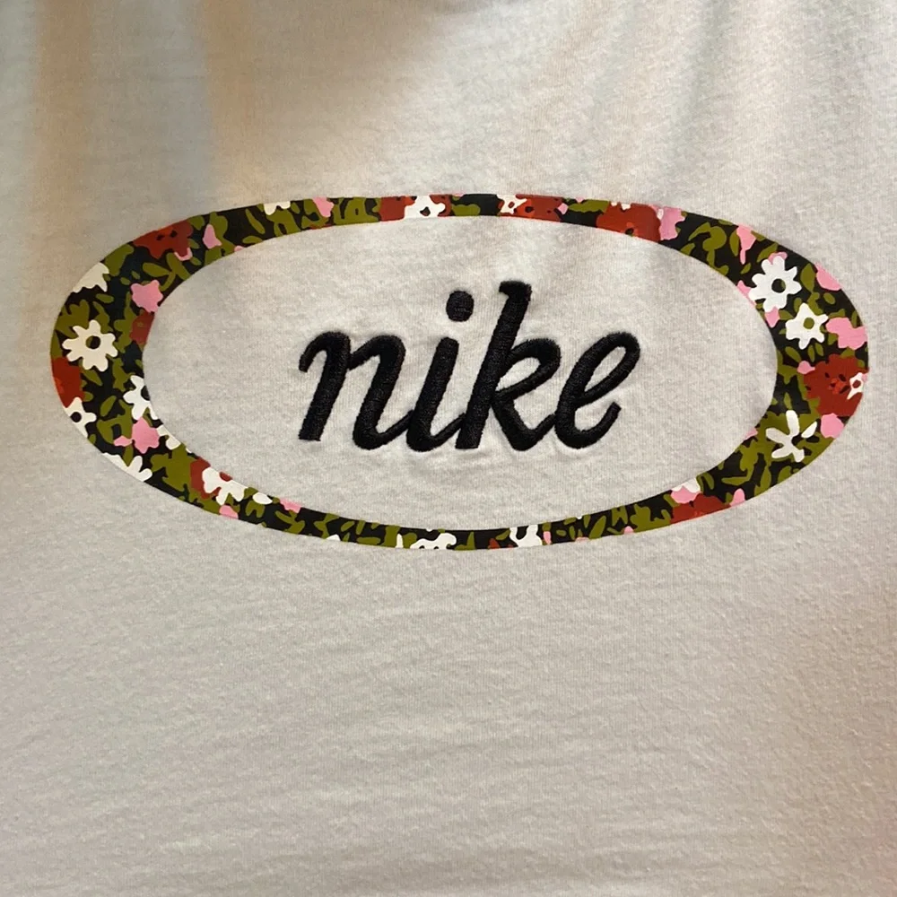 Women’s Nike Embroidered Floral Femme Graphic Ringer Short-Sleeve Tee. Sz L